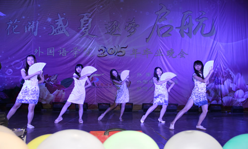 舞蹈隊(duì)跳古典舞