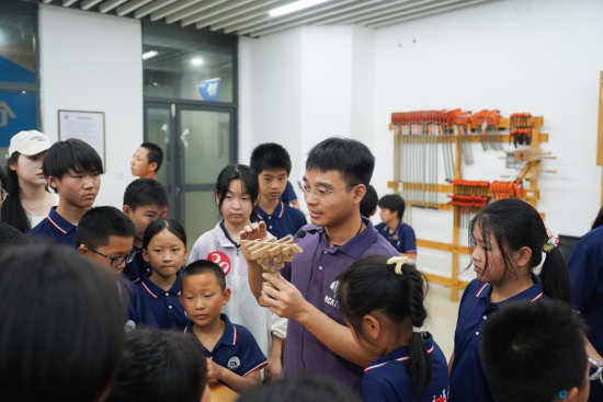 華東交通大學(xué)基礎(chǔ)實驗與工程實踐中心老師正在給研學(xué)團成員講解榫卯工藝