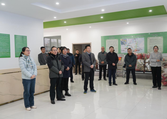 圖為該校黨委書記柳和生，校黨委副書記、校長徐長節，校黨委副書記羅文俊一行赴關山村智慧農業產業園調研走訪