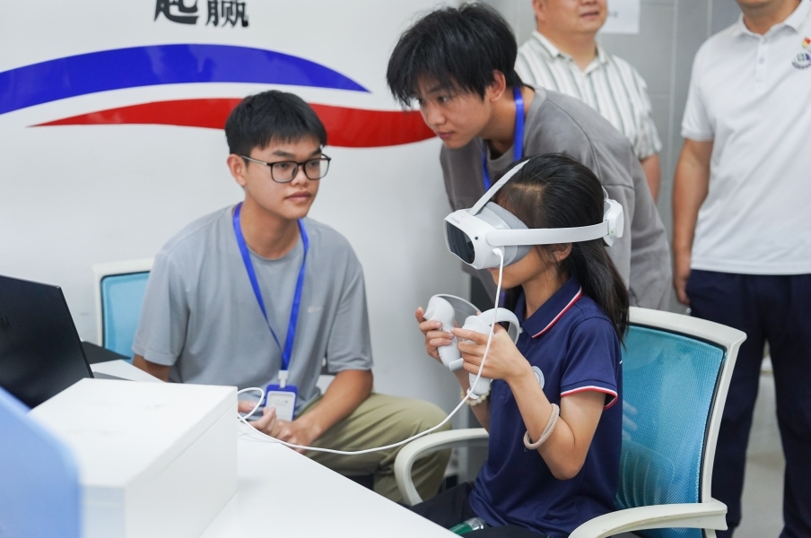 華東交通大學(xué)信息工程學(xué)院學(xué)生正在指導(dǎo)研學(xué)團(tuán)成員體驗(yàn)VR游戲。 華東交通大學(xué)信息工程學(xué)院學(xué)生正在指導(dǎo)研學(xué)團(tuán)成員體驗(yàn)VR游戲。